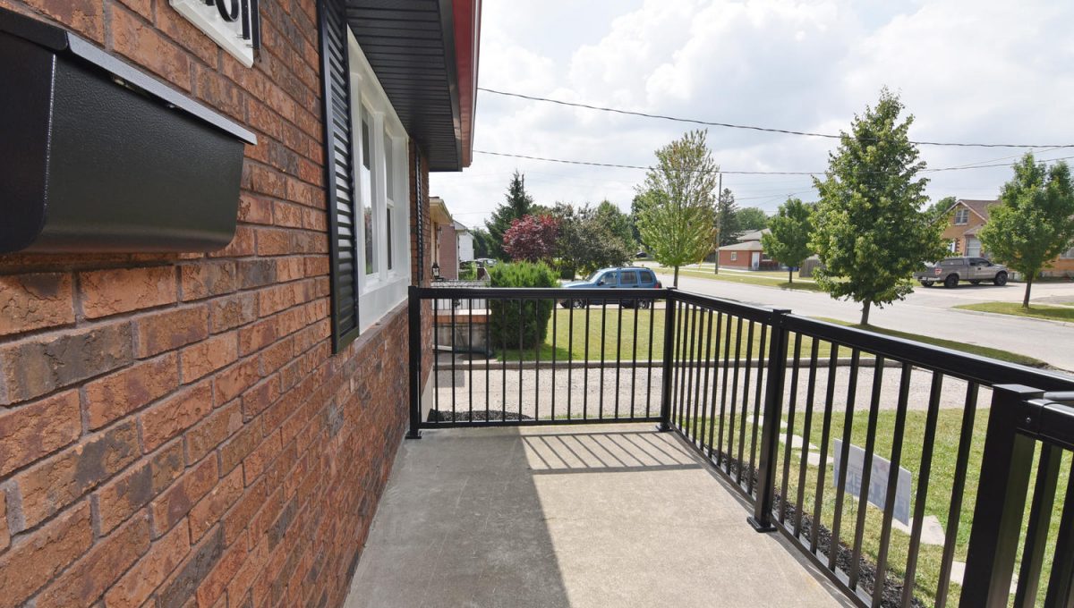 1611 Mardell St London ON N5V-large-005-029-Front Porch-1500x1000-72dpi