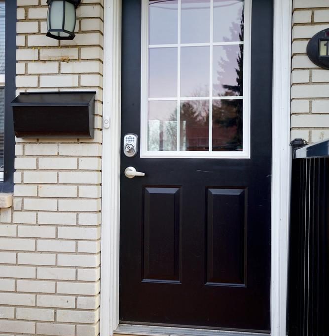 1581 Dixie St London ON N5V-large-005-5-front door ext-667x1000-72dpi