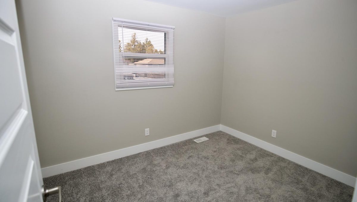 1581 Dixie St London ON N5V-large-017-17-bedroom 1-1500x1000-72dpi