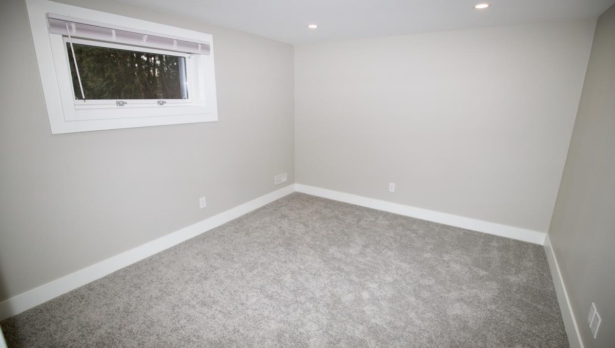 1581 Dixie St London ON N5V-large-023-15-basement bedroom 1-1500x1000-72dpi