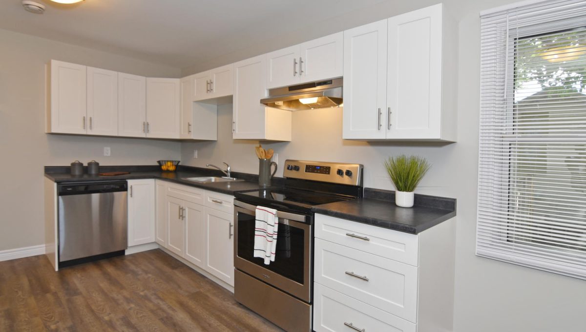 1600 Hartlet St London ON N5V-large-009-008-Kitchen-1500x1000-72dpi