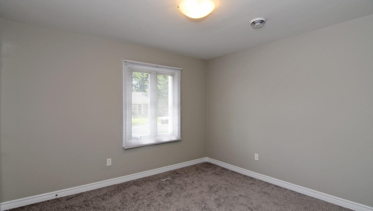 1600 Hartlet St London ON N5V-large-011-013-Bedroom 1-1500x1000-72dpi