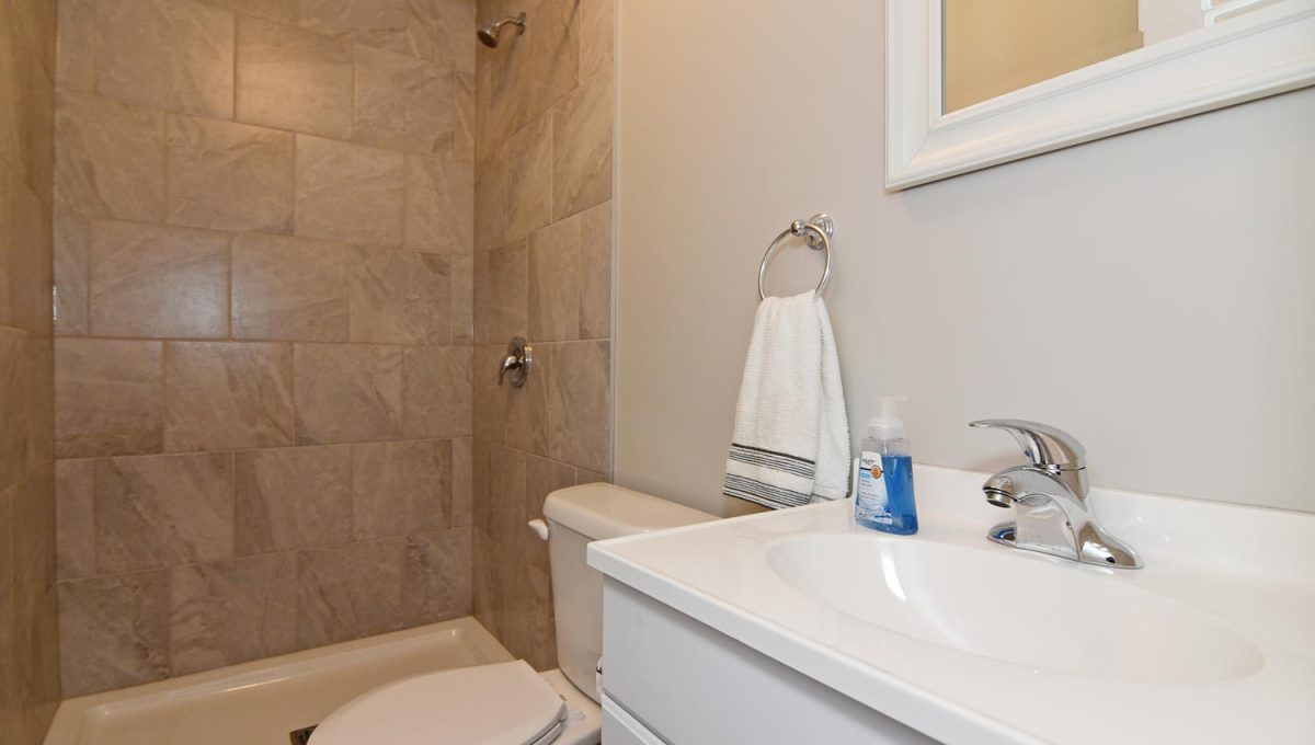 1600 Hartlet St London ON N5V-large-012-011-Main Bathroom-1500x1000-72dpi